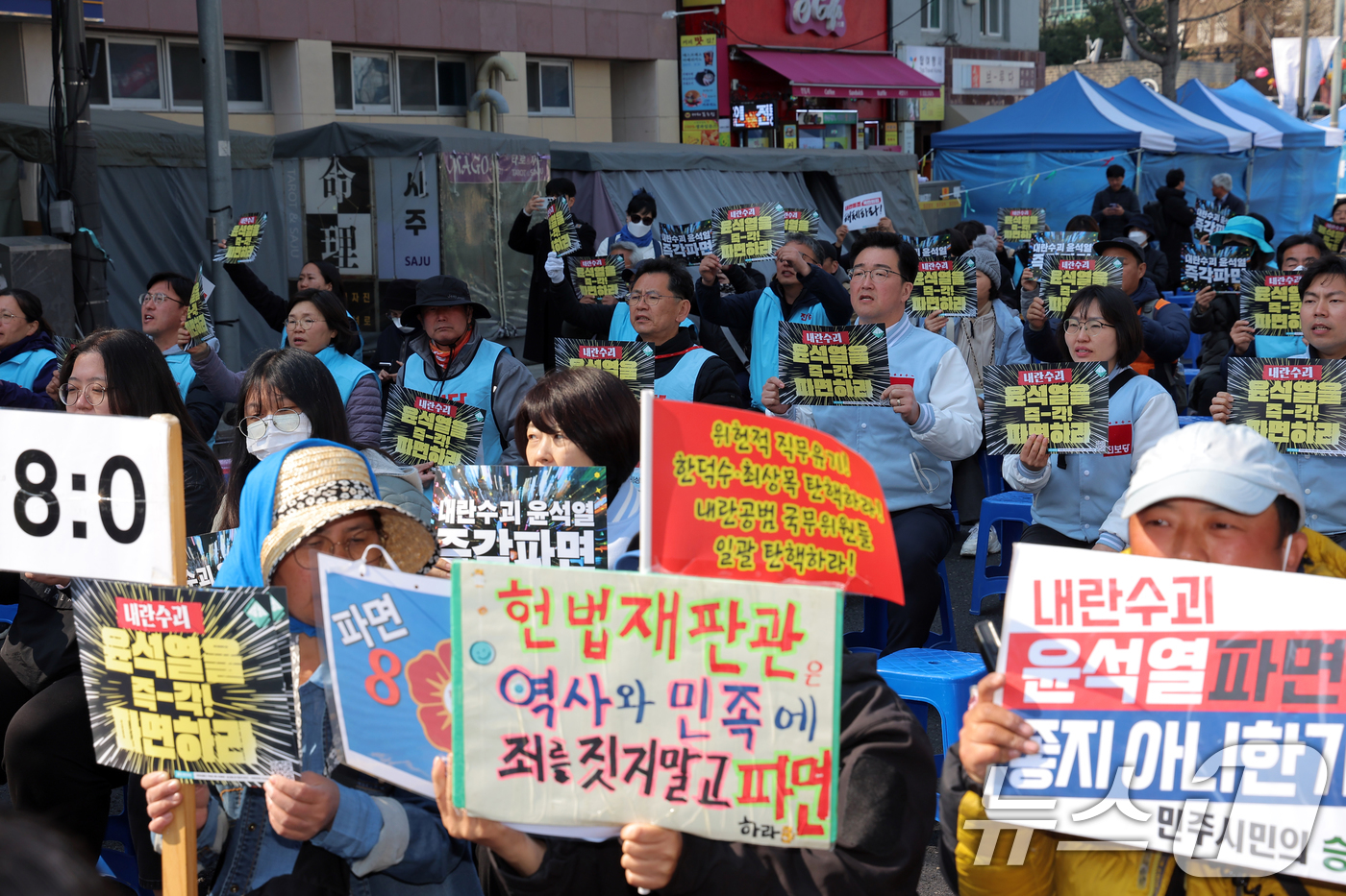 (서울=뉴스1) 박정호 기자 = 윤석열 대통령 탄핵심판 선고를 하루 앞둔 3일 서울 종로구 헌법재판소 인근 안국역 6번 출구 앞에서 열린 내란수괴 윤석열 대통령 8:0 파면 최후통 …