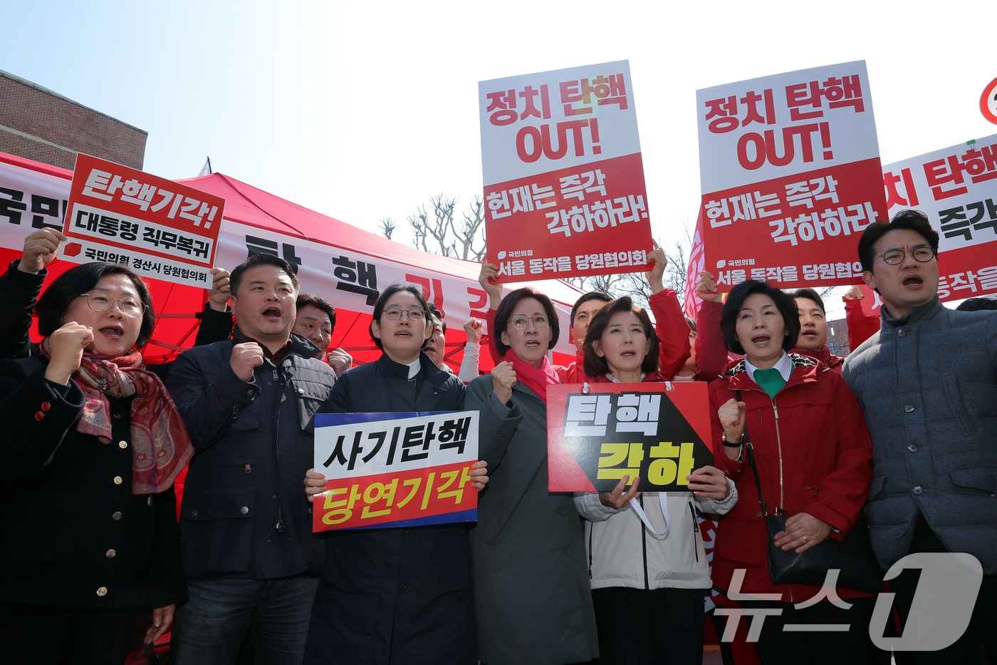 (서울=뉴스1) 박정호 기자 = 윤석열 대통령 탄핵심판 선고를 하루 앞둔 3일 서울 종로구 헌법재판소 인근 수운회관(라이온스회관) 앞 국민의힘 천막 앞에서 나경원, 이인선, 조지연 …