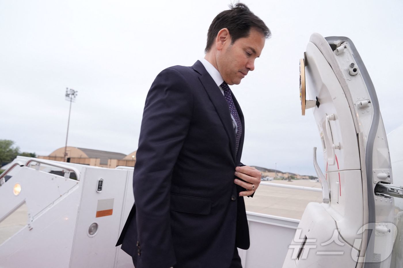 (워싱턴 AFP=뉴스1) 우동명 기자 = 마코 루비오 미국 국무장관이 2일(현지시간) 벨기에 브뤼셀에서 열리는 나토 외무장관회의에 참석하기 위해 워싱턴 인근 앤드루스 합동 기지서 …