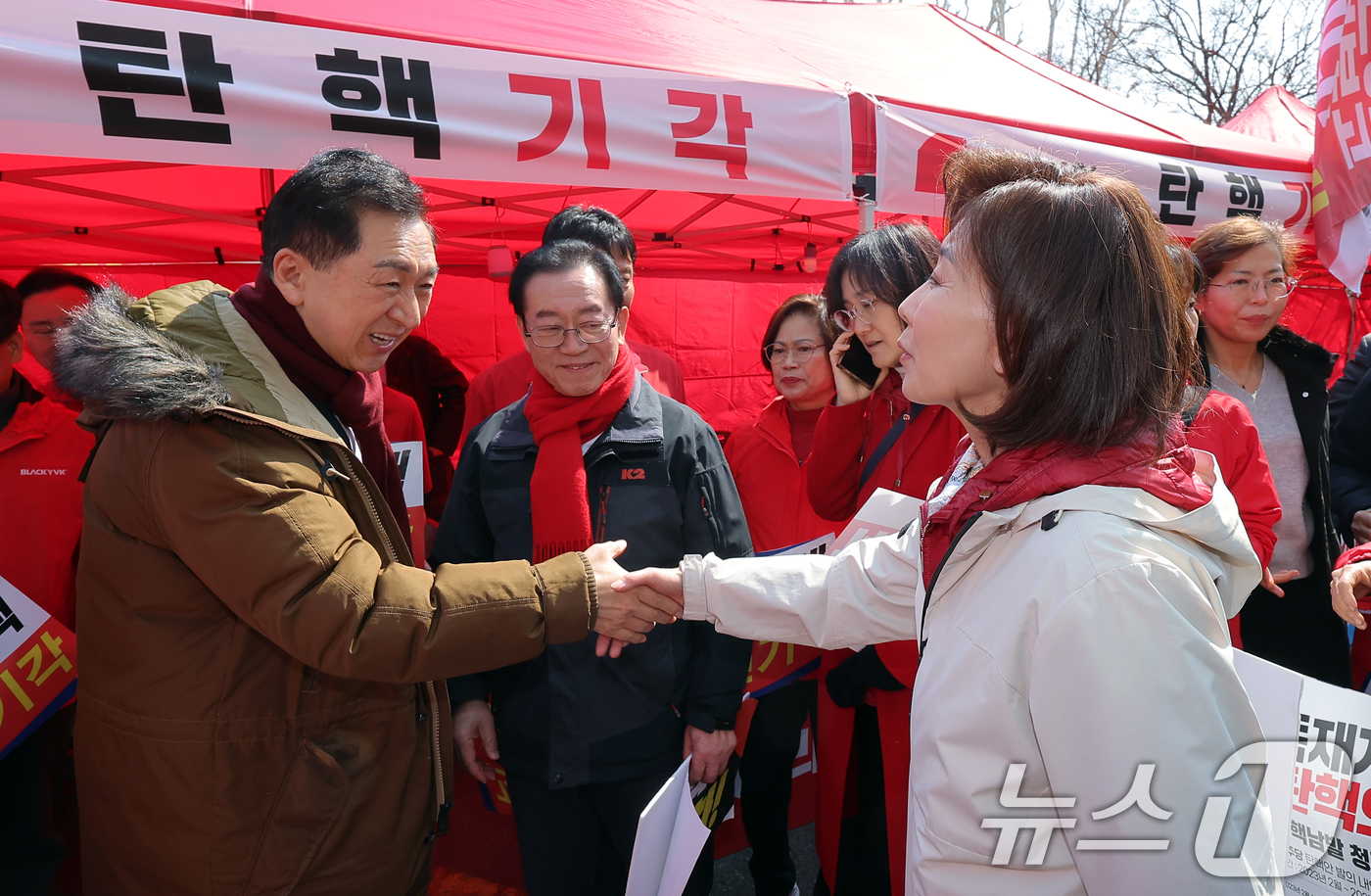 (서울=뉴스1) 박정호 기자 = 윤석열 대통령 탄핵심판 선고를 하루 앞둔 3일 서울 종로구 헌법재판소 인근 수운회관(라이온스회관) 앞 국민의힘 천막 앞에서 나경원 의원과 김기현 의 …