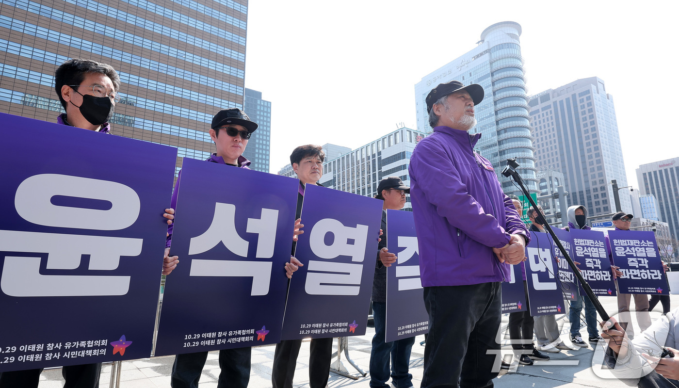 (서울=뉴스1) 김성진 기자 = 이정민 10.29 이태원 참사 유가족협의회 운영위원장이 3일 서울 종로구 광화문광장 이순신 장군 동상 앞에서 윤석열 대통령 파면 촉구 피켓팅에 앞서 …