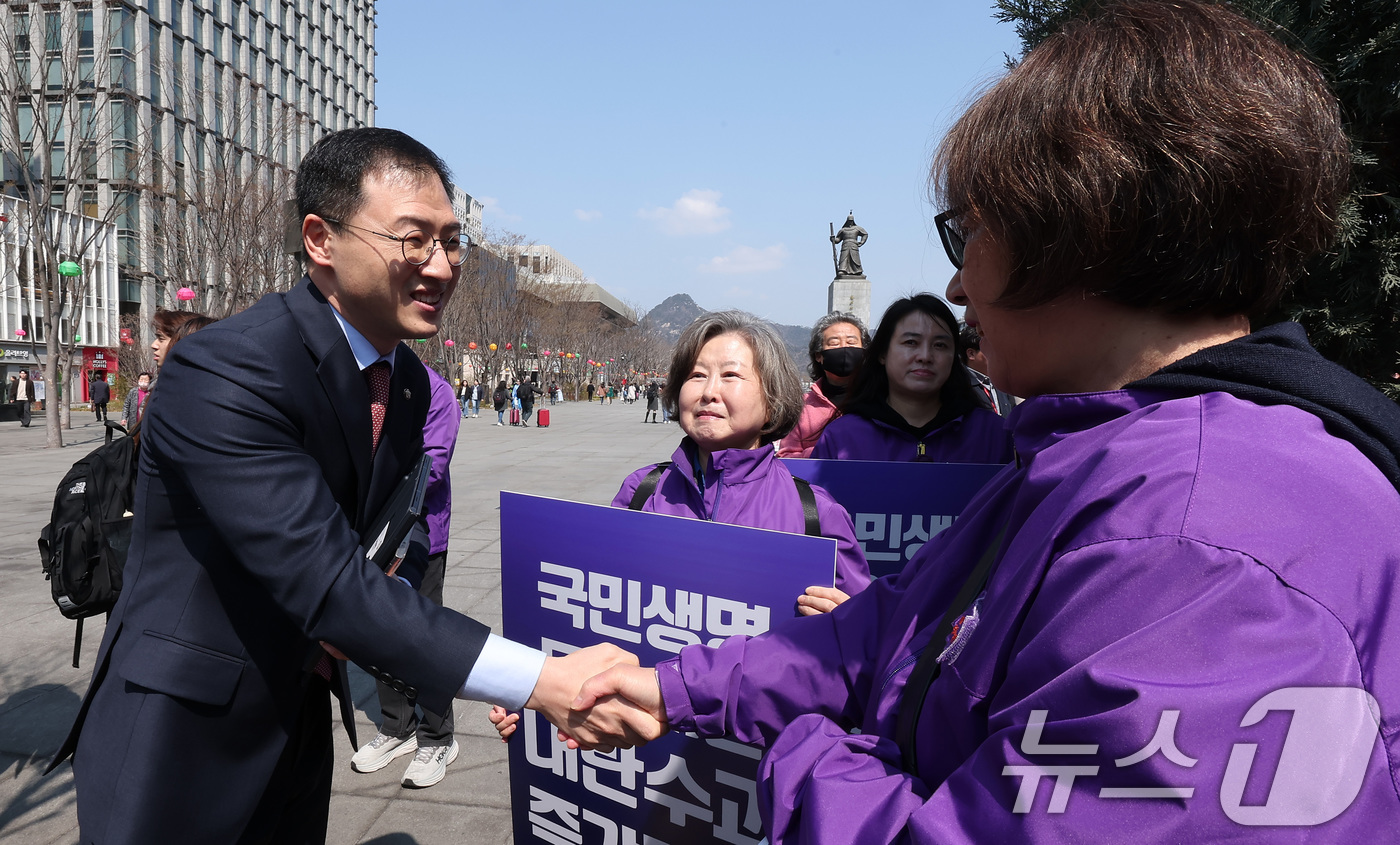 (서울=뉴스1) 김성진 기자 = 김상욱 국민의힘 의원이 3일 서울 종로구 광화문광장 이순신 장군 동상 앞에서 10.29 이태원 참사 유가족협의회 주최로 열린 윤석열 대통령 파면 촉 …