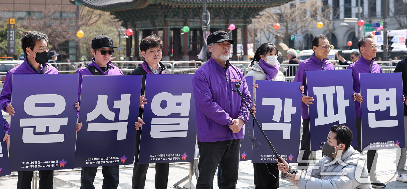 (서울=뉴스1) 김성진 기자 = 이정민 10.29 이태원 참사 유가족협의회 운영위원장이 3일 서울 종로구 광화문광장 이순신 장군 동상 앞에서 윤석열 대통령 파면 촉구 피켓팅에 앞서 …