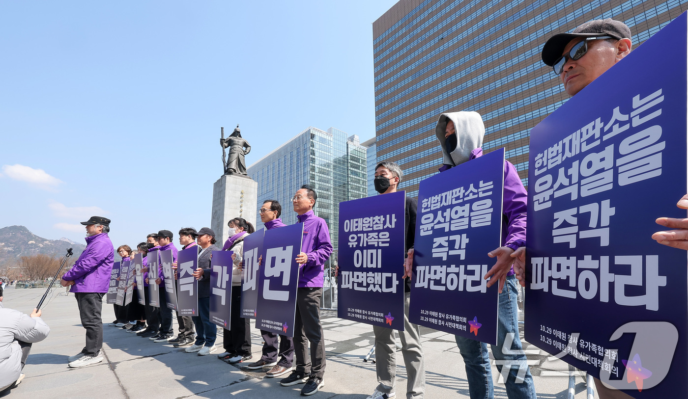 (서울=뉴스1) 김성진 기자 = 이정민 10.29 이태원 참사 유가족협의회 운영위원장이 3일 서울 종로구 광화문광장 이순신 장군 동상 앞에서 윤석열 대통령 파면 촉구 피켓팅을 하고 …