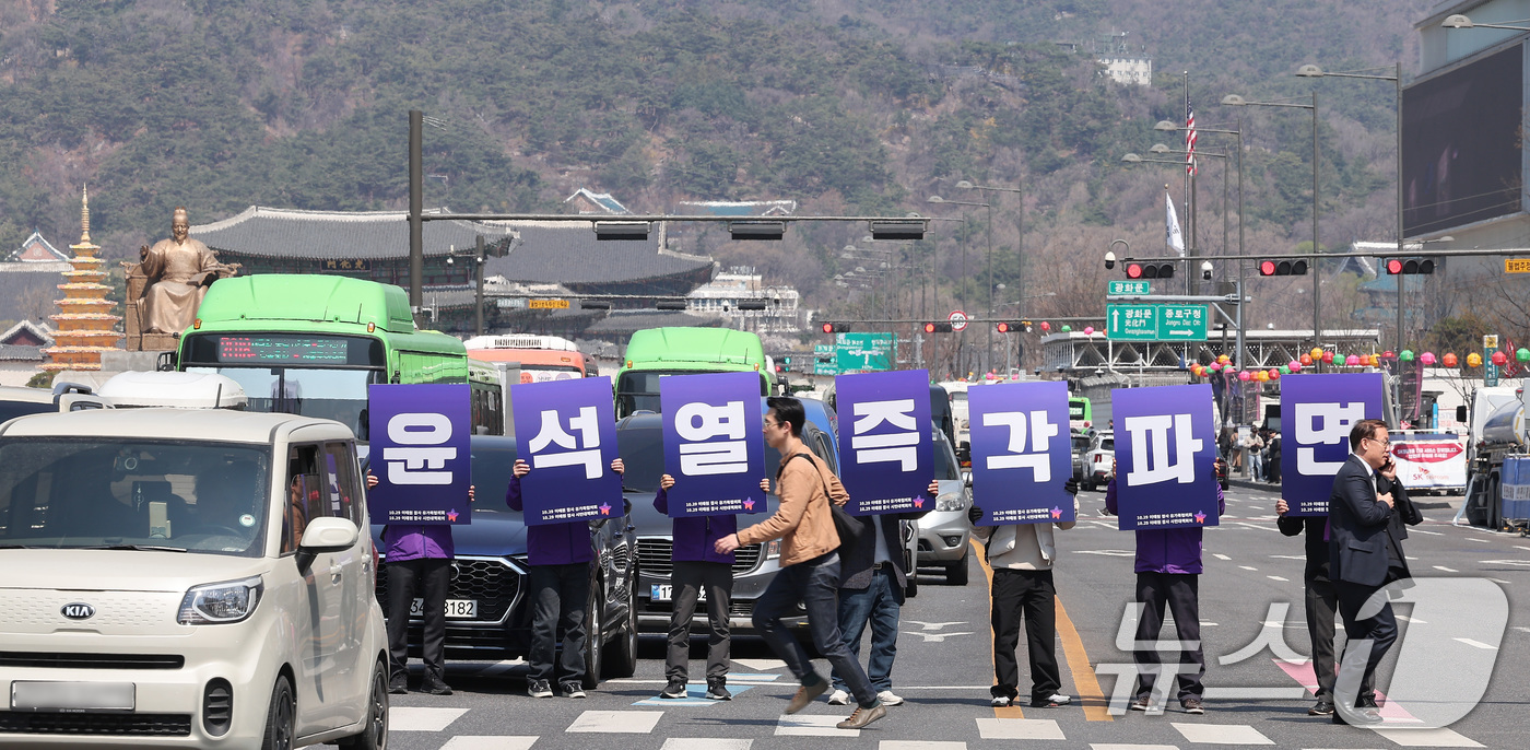 (서울=뉴스1) 김성진 기자 = 10.29 이태원 참사 유가족협의회 관계자들이 3일 서울 종로구 광화문광장 이순신 장군 동상 앞에서 윤석열 대통령 파면 촉구 피켓팅을 하고 있다. …