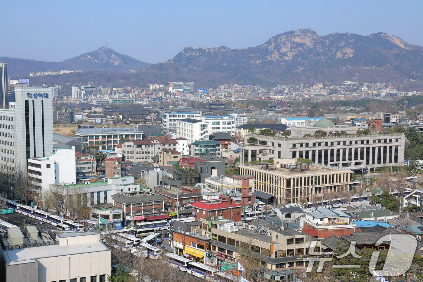 본문 이미지 - 윤석열 대통령 탄핵심판 선고를 하루 앞둔 3일 서울 종로구 헌법재판소 주위가 통제되고 있다. 2025.4.3/뉴스1 ⓒ News1 박정호 기자