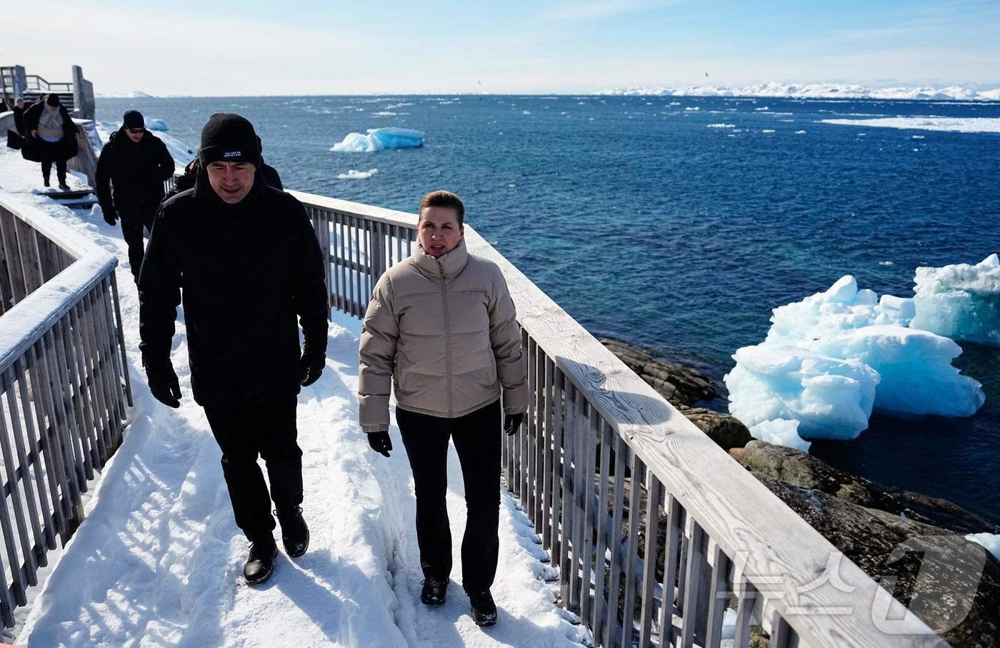 본문 이미지 - 메테 프레데릭센 덴마크 총리가 그린란드와 신뢰와 협력 구축을 위해 누크에 도착해 둘러 보고 있다. 2025.04.03 ⓒ AFP=뉴스1