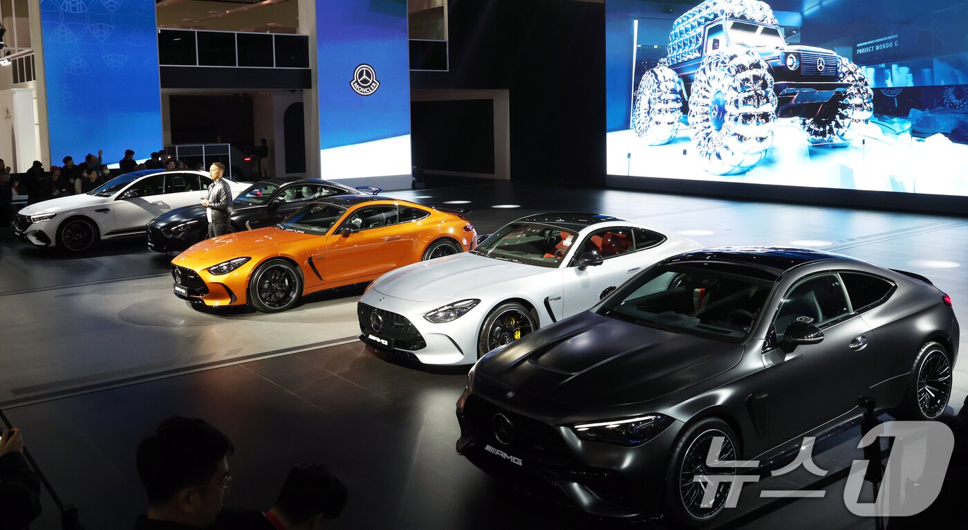 본문 이미지 - 경기도 고양시 킨텍스에서 열린 2025 서울모빌리티쇼에서 현대자동차 메르세데스 벤츠 AMG 라인업이 공개되고 있다 2025.4.3/뉴스1 ⓒ News1 김명섭 기자