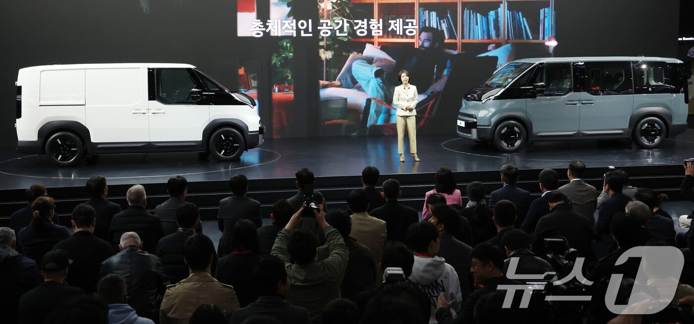본문 이미지 - 3일 경기도 고양시 킨텍스에서 열린 2025 서울모빌리티쇼에서 기아 PV5가 공개되고 있다. 2025.4.3/뉴스1 ⓒ News1 김명섭 기자