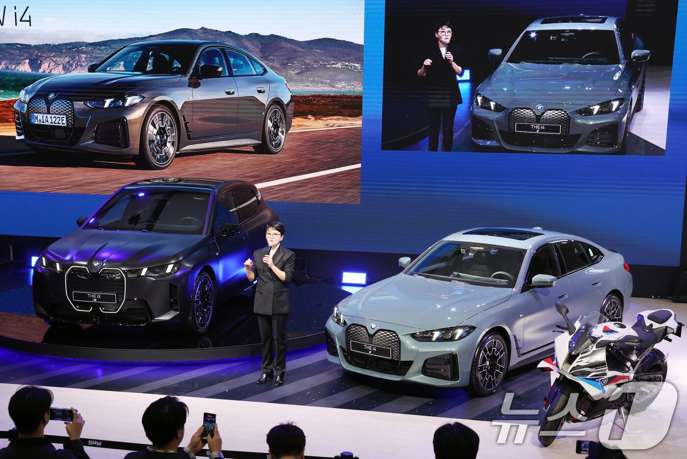 본문 이미지 - 3일 경기도 고양시 킨텍스에서 열린 2025 서울모빌리티쇼에서 BMW THE iX와 THE i4가 공개되고 있다. 2025.4.3/뉴스1 ⓒ News1 김명섭 기자