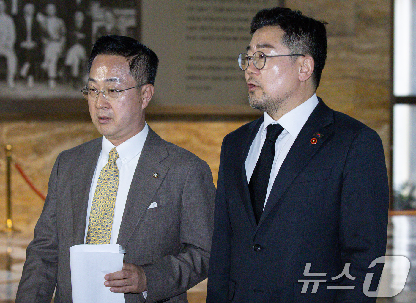 (서울=뉴스1) 이재명 기자 = 박찬대 더불어민주당 원내대표(오른쪽)와 박성준 원내수석부대표가 3일 오후 서울 여의도 국회에서 열린 민주당 비공개 의원총회에 참석하고 있다. 202 …