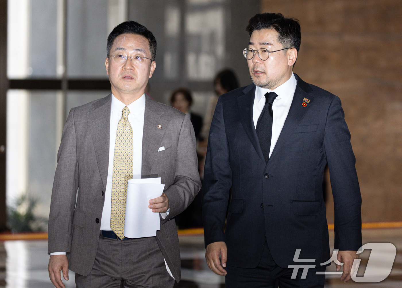 (서울=뉴스1) 이재명 기자 = 박찬대 더불어민주당 원내대표(오른쪽)와 박성준 원내수석부대표가 3일 오후 서울 여의도 국회에서 열린 민주당 비공개 의원총회에 참석하고 있다. 202 …