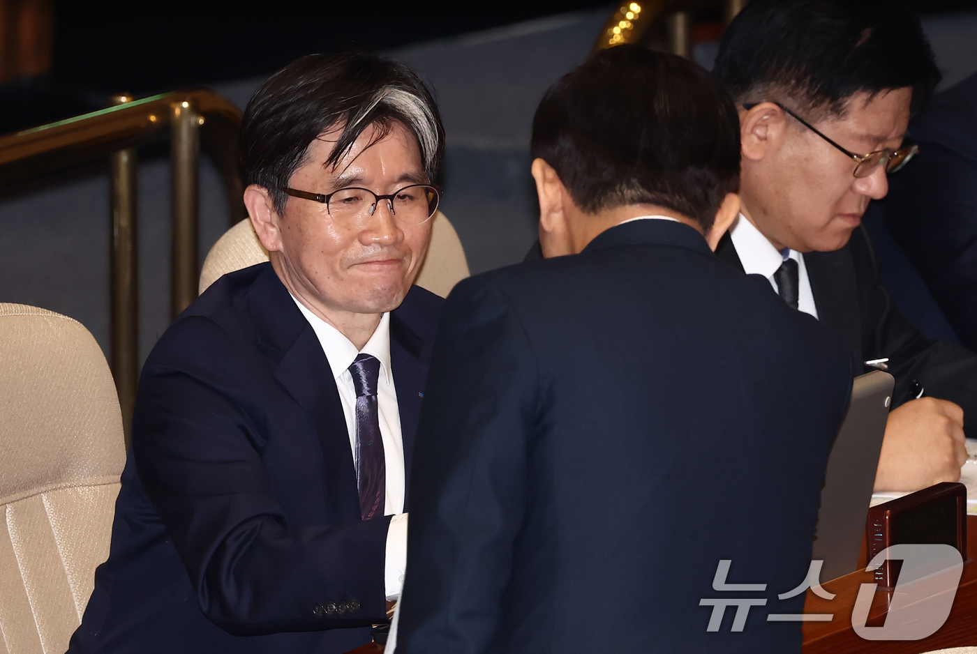 (서울=뉴스1) 김민지 기자 = 오동운 공수처장이 3일 오후 서울 여의도 국회에서 열린 본회의에서 김문수 고용노동부 장관과 인사하고 있다. 2025.4.3/뉴스1