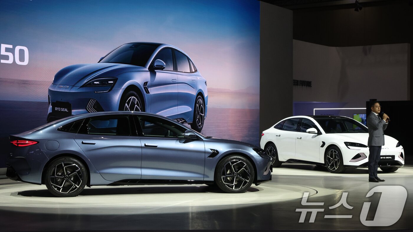 본문 이미지 - 3일 경기도 고양시 킨텍스에서 열린 2025 서울모빌리티쇼에서 BYD 씰이 공개되고 있다. 2025.4.3/뉴스1 ⓒ News1 김명섭 기자