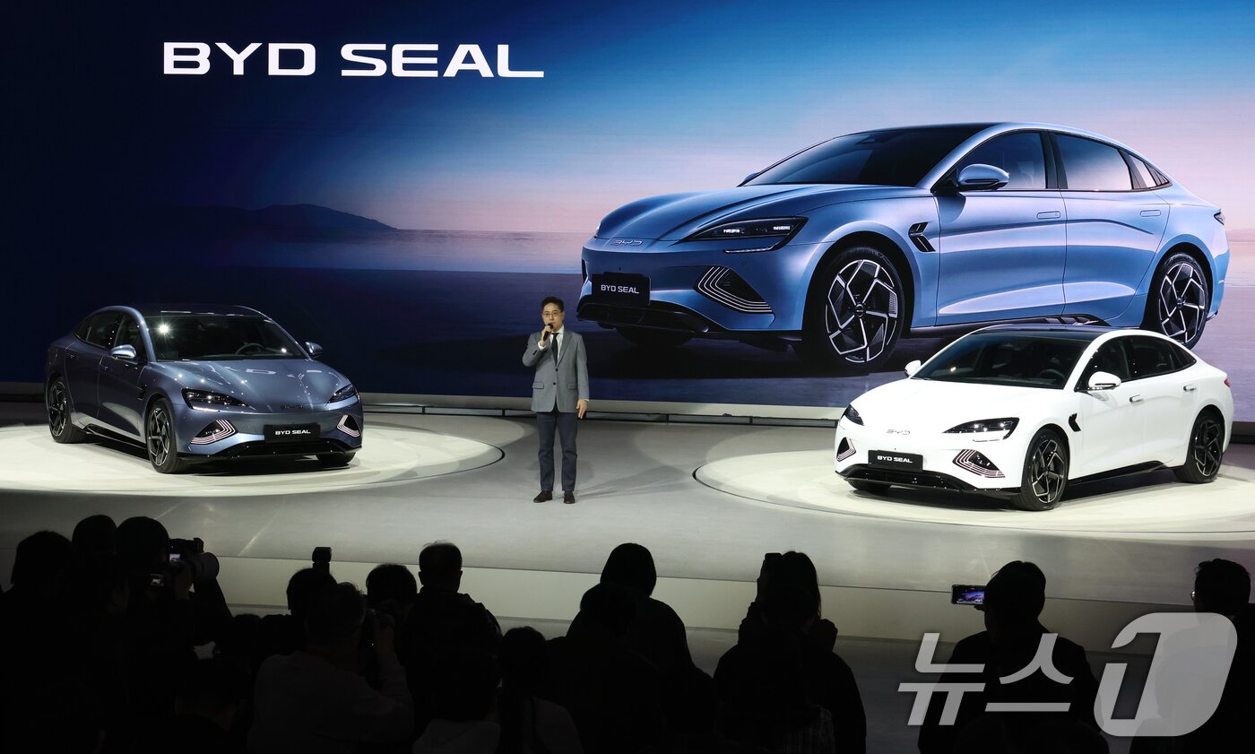 본문 이미지 - 지난 4월 경기 고양 킨텍스에서 열린 2025 서울모빌리티쇼에서 BYD 중형 전기 세단 &#39;씰&#39;이 국내 최초로 공개된 모습&lt;자료사진&gt;. 2025.4.3/뉴스1 ⓒ News1 김명섭 기자