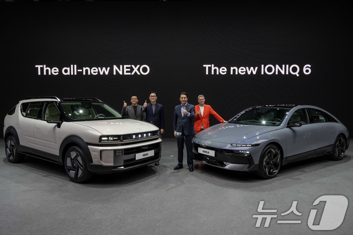 (서울=뉴스1) = 3일 경기 고양시 킨텍스 제1전시관에서 열린 ‘2025 서울모빌리티쇼’ 현대자동차관 보도발표회에서 현대외장디자인1팀 최홍석 책임연구원(왼쪽부터), 국내사업본부장 …