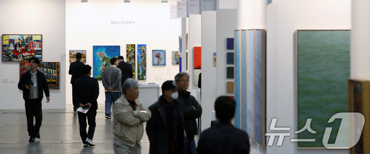 (부산=뉴스1) 윤일지 기자 = 3일 오후 부산 해운대구 벡스코 제1전시장에서 열린 '2025 BAMA 제14회 부산국제화랑아트페어'에서 관람객들이 다양한 미술 작품을 감상하고 있 …