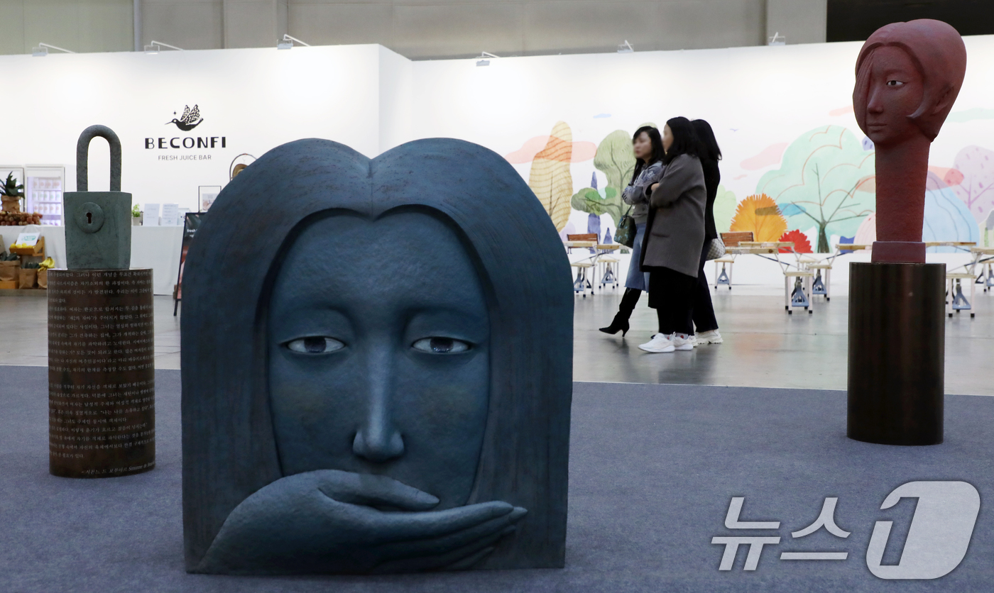(부산=뉴스1) 윤일지 기자 = 3일 오후 부산 해운대구 벡스코 제1전시장에서 열린 '2025 BAMA 제14회 부산국제화랑아트페어'에서 관람객들이 다양한 미술 작품을 감상하고 있 …
