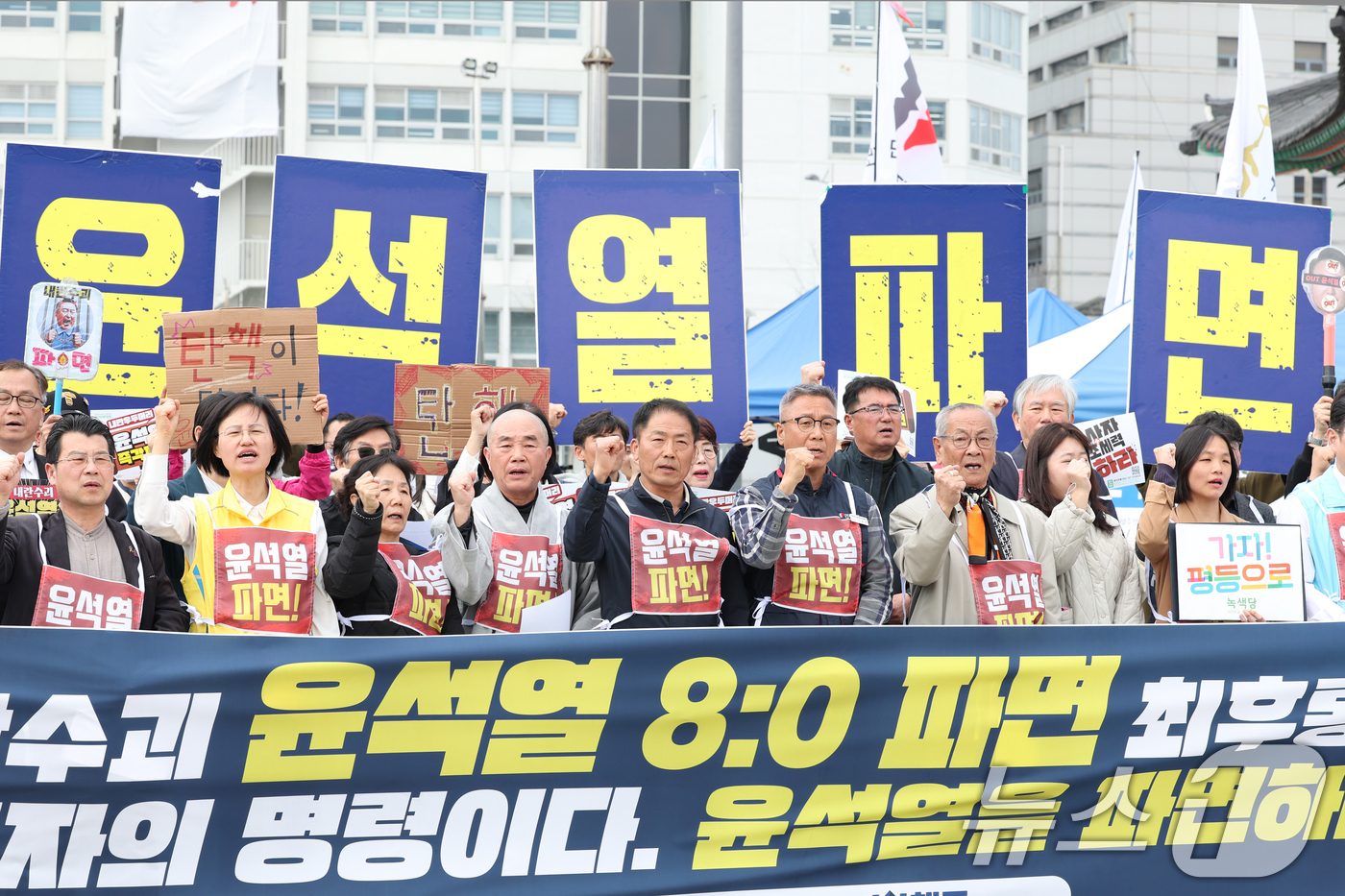 (광주=뉴스1) 이승현 기자 = 헌법재판소의 윤석열 대통령 탄핵 심판 선고일을 하루 앞둔 3일 윤석열 정권 즉각 퇴진·사회대개혁 광주비상행동이 광주 동구 5·18민주광장에서 기자회 …