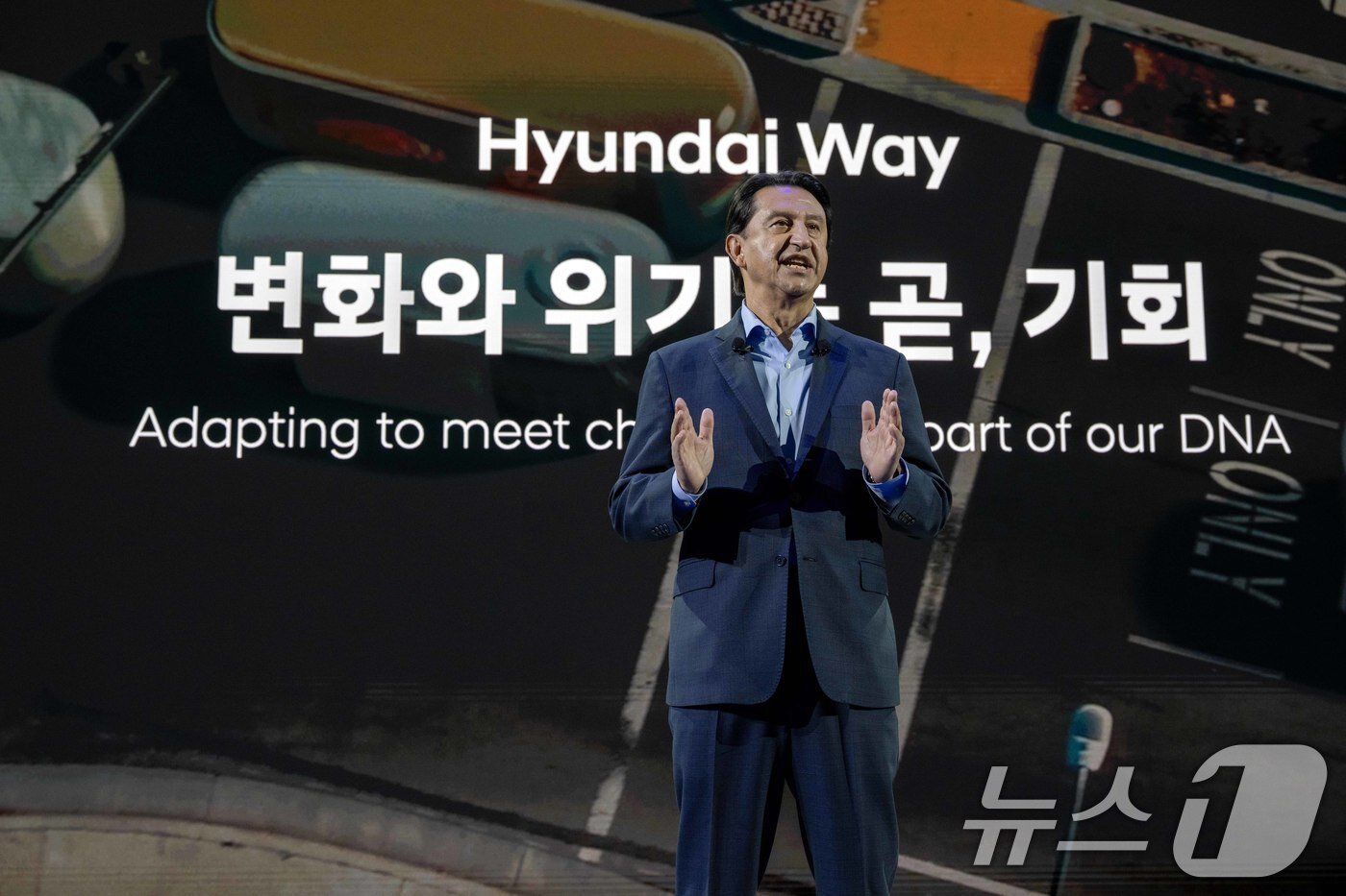 본문 이미지 - 현대자동차는 3일 경기 고양시 킨텍스에서 열린 ‘2025 서울모빌리티쇼’ 보도발표회에서 신형 수소전기차 ‘디 올 뉴 넥쏘’와 전용전기차 ‘더 뉴 아이오닉 6’를 세계 최초로 공개했다. 호세 무뇨스 현대자동차 대표이사 사장이 &#39;2025 서울모빌리티쇼&#39;에서 현대차 전략에 대해 발표를 하고 있다. &#40;현대차 제공. 재판매 및 DB 금지&#41; 2025.4.3/뉴스1