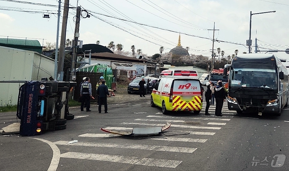 (제주=뉴스1) 홍수영 기자 = 오후 12시10분 쯤 제주시 조천읍 조천사거리 인근에서 4·3 유족이 탄 전세버스와 트럭이 충돌하는 사고가 발생해 소방당국이 안전조치를 취하고 있다 …