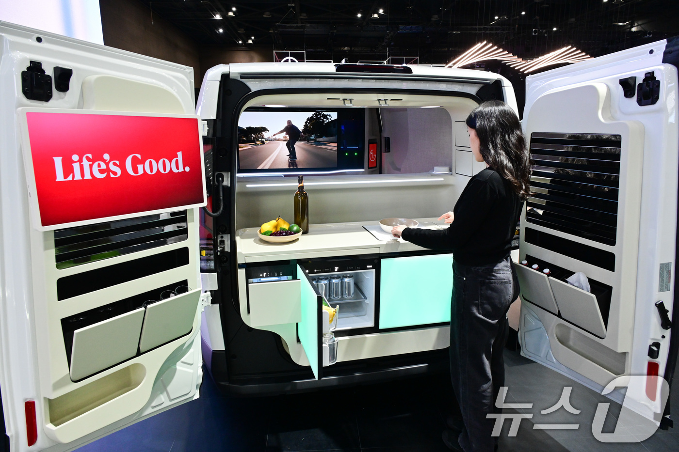 (서울=뉴스1) = LG전자가 3일 '서울모빌리티쇼'에서 기아와 손잡고 모빌리티 공간 솔루션의 새 패러다임을 제시한다.이번에 전시되는 모빌리티 '슈팔라움'은 기아 PV5 차량에 L …