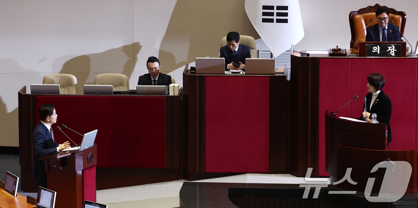 본문 이미지 - 김문수 고용노동부 장관이 3일 오후 서울 여의도 국회에서 열린 본회의에서 한정애 더불어민주당 의원의 긴급현안질문에 답변하고 있다. 2025.4.3/뉴스1 ⓒ News1 김민지 기자