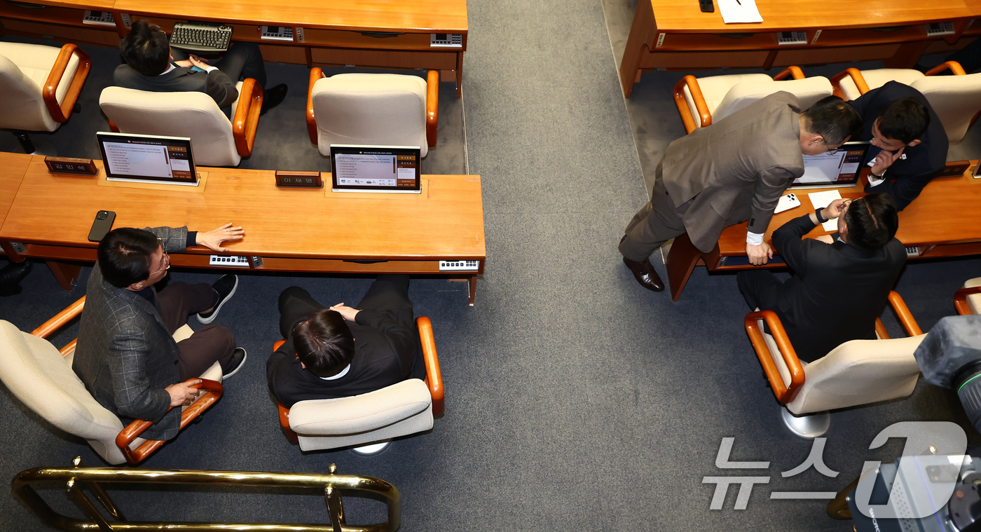 (서울=뉴스1) 김민지 기자 = 이재명 더불어민주당 대표(왼쪽)가 3일 오후 서울 여의도 국회에서 열린 본회의 긴급현안질문에서 김민석 수석 최고위원과 대화하고 있다.오른쪽에서는 박 …