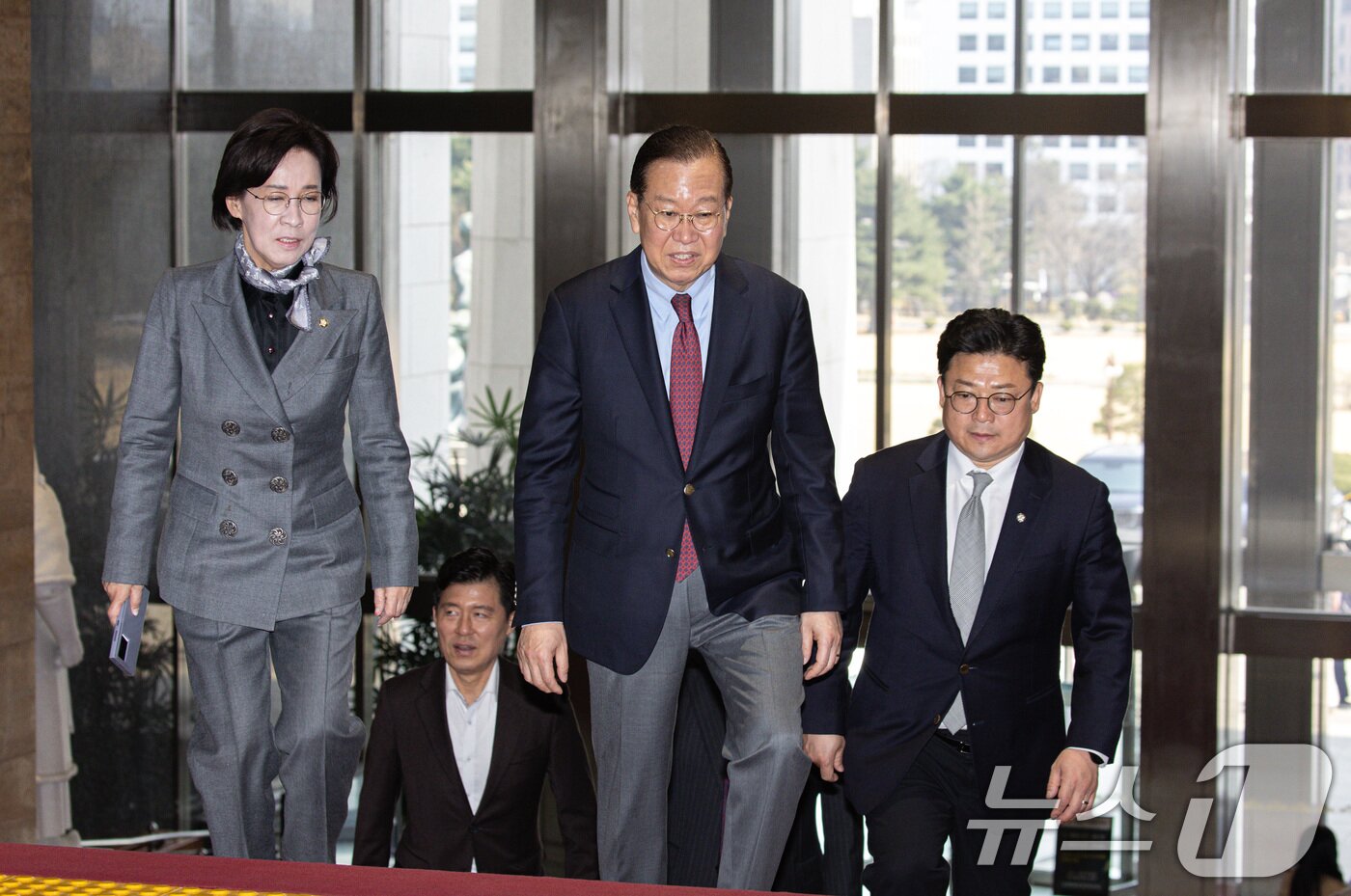 본문 이미지 - 권영세 국민의힘 비상대책위원장이 3일 오후 서울 여의도 국회 본회의장에서 열린 제423회 국회(임시회) 제4차 본회의에 참석하고 있다. 2025.4.3/뉴스1 ⓒ News1 이재명 기자