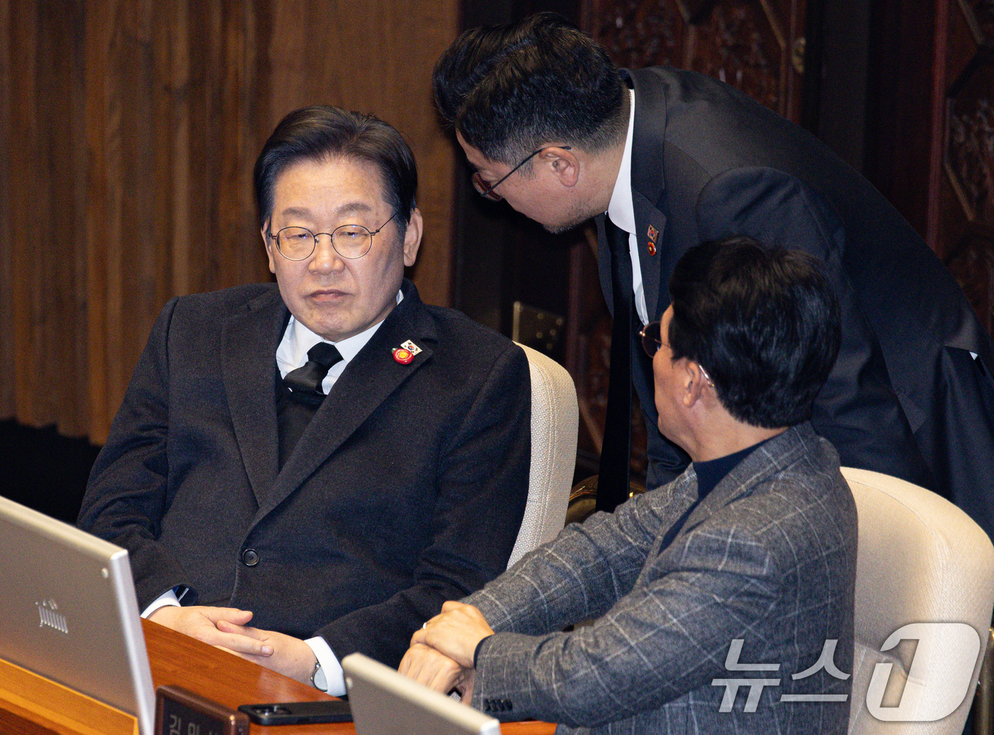 (서울=뉴스1) 이재명 기자 = 이재명 더불어민주당 대표와 박찬대 원내대표, 김민석 최고위원이 3일 오후 서울 여의도 국회 본회의장에서 열린 제423회 국회(임시회) 제4차 본회의 …