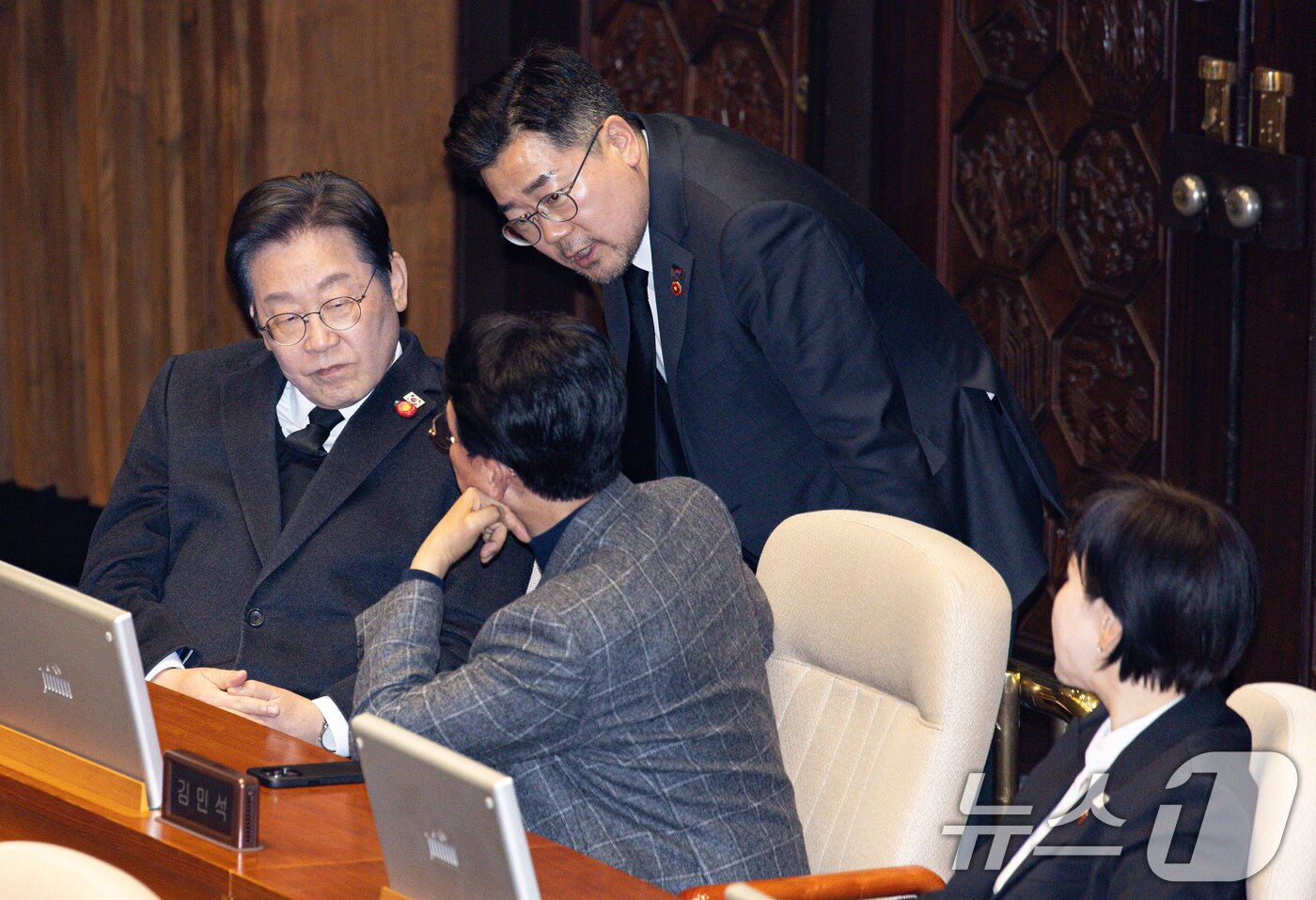 본문 이미지 - 이재명 더불어민주당 대표와 박찬대 원내대표, 김민석 최고위원이 3일 오후 서울 여의도 국회 본회의장에서 열린 제423회 국회(임시회) 제4차 본회의 긴급현안질의에서 대화를 하고 있다. 2025.4.3/뉴스1 ⓒ News1 이재명 기자