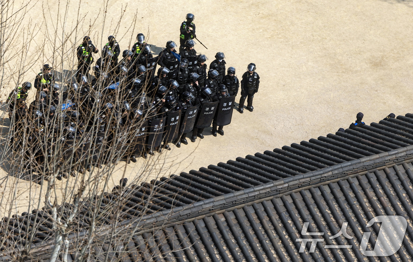 (서울=뉴스1) 이승배 기자 = 윤석열 대통령 탄핵 심판 선고를 하루 앞둔 3일 서울 종로구 운현궁에 보호장비를 착용한 경찰병력이 대기하고 있다.경찰은 이날 오전 9시부터 경찰청과 …