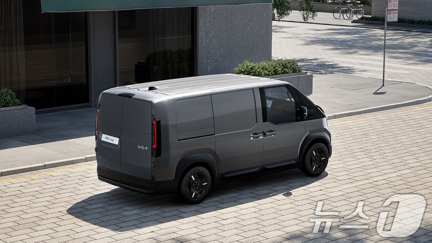 (서울=뉴스1) = 기아는 3일 '2025 서울모빌리티쇼'에서 열린 언론공개 행사에서 모빌리티 패러다임 전환을 가져올 '더 기아 PV5'를 국내 최초로 공개하고, 브랜드 첫 정통 …