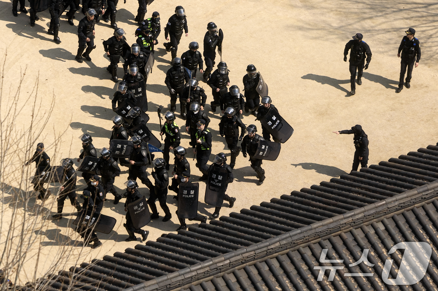 (서울=뉴스1) 이승배 기자 = 윤석열 대통령 탄핵 심판 선고를 하루 앞둔 3일 서울 종로구 운현궁에서 보호장비를 착용한 경찰병력이 과격시위 대응 훈련을 하고 있다.경찰은 이날 오 …