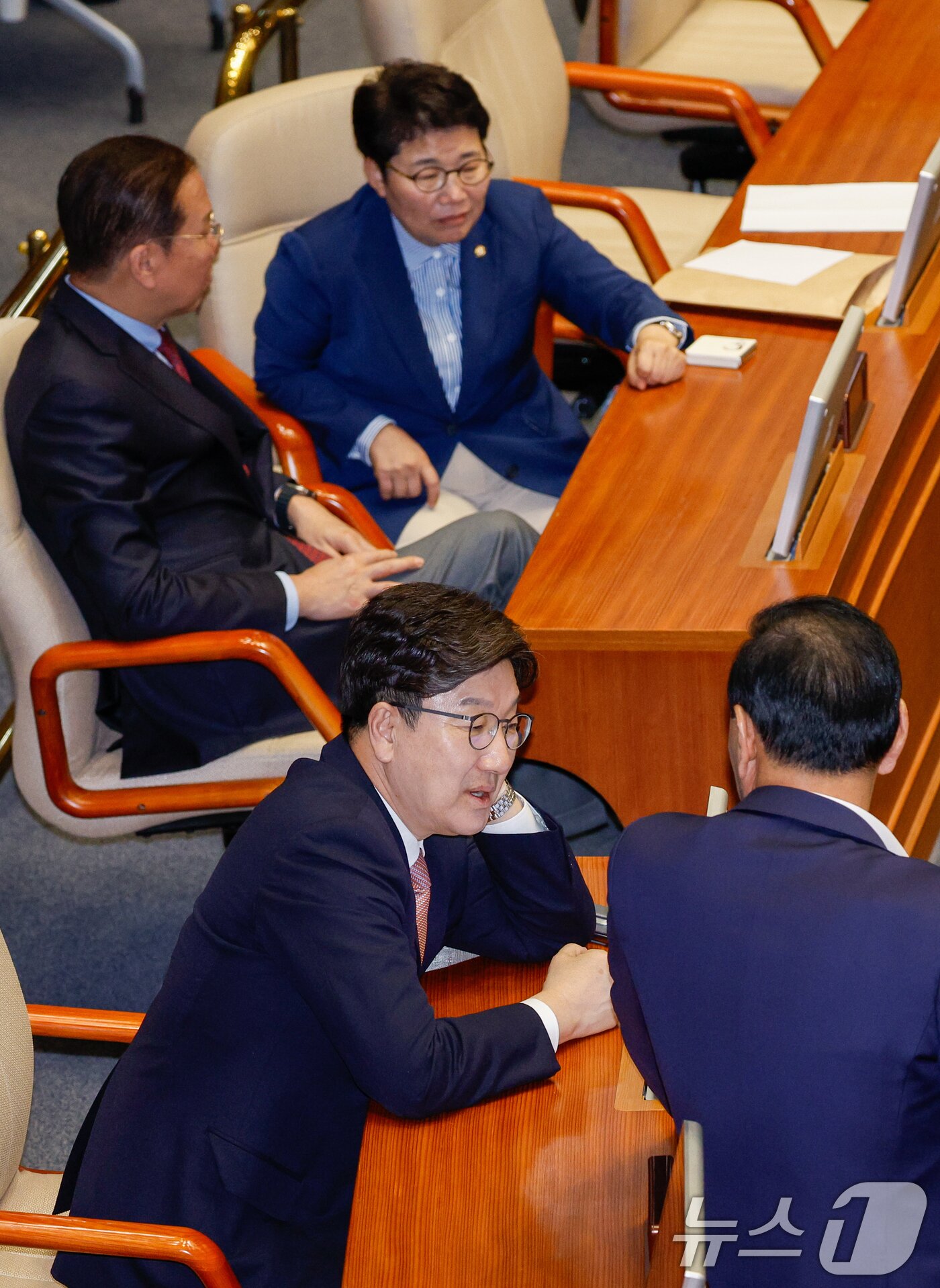 본문 이미지 - 권영세 국민의힘 비대위원장, 권성동 원내대표가 3일 오후 서울 여의도 국회 본회의장에서 열린 경북·경남·울산지역 산불 사태 수습과 피해대책 마련 및 헌법질서 수호를 위한 긴급현안질문 중 각각 동료 의원들과 대화하고 있다. 2025.4.3/뉴스1 ⓒ News1 안은나 기자