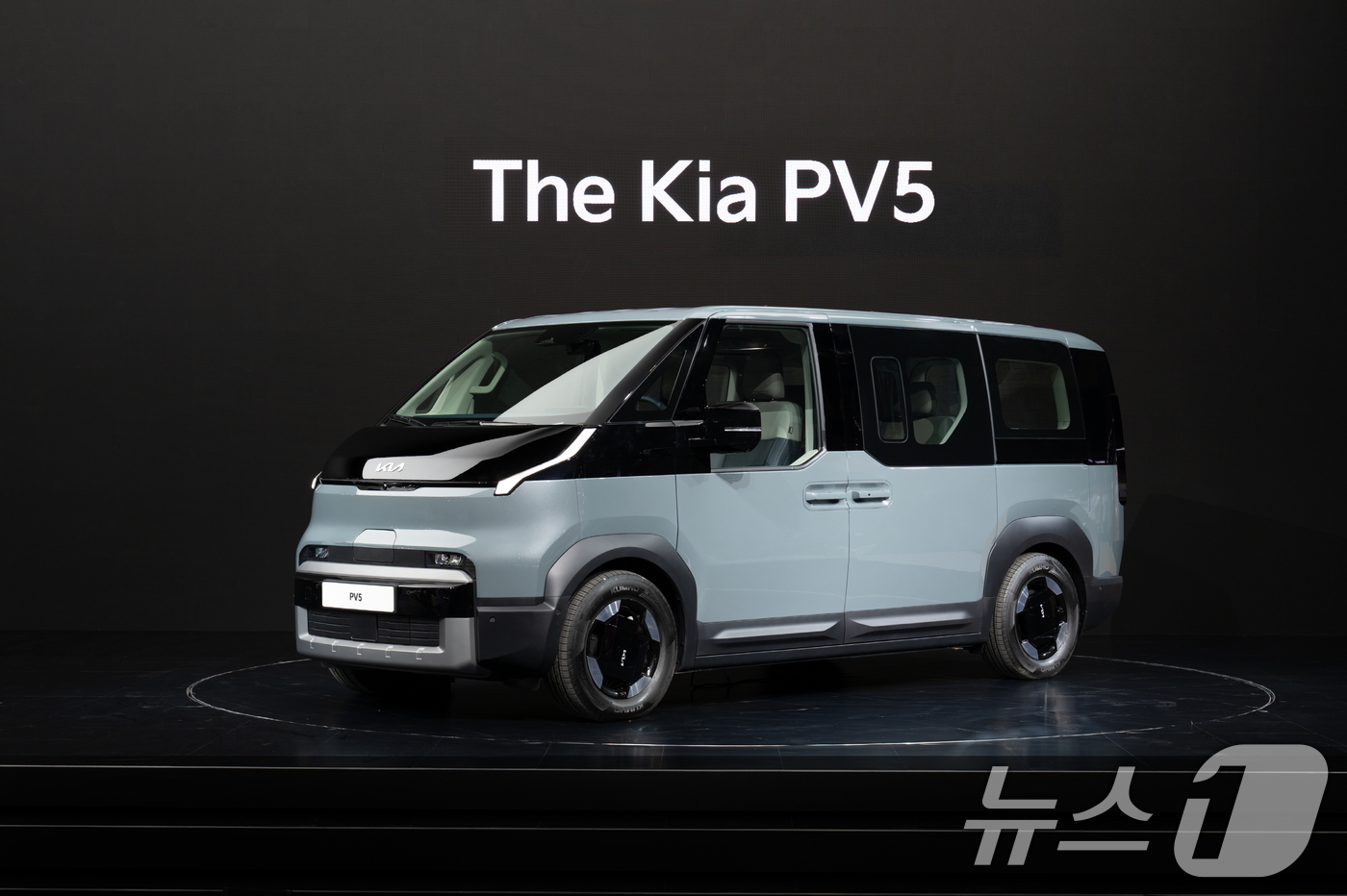 (서울=뉴스1) = 기아는 3일 '2025 서울모빌리티쇼'에서 열린 언론공개 행사에서 모빌리티 패러다임 전환을 가져올 '더 기아 PV5'를 국내 최초로 공개하고, 브랜드 첫 정통 …