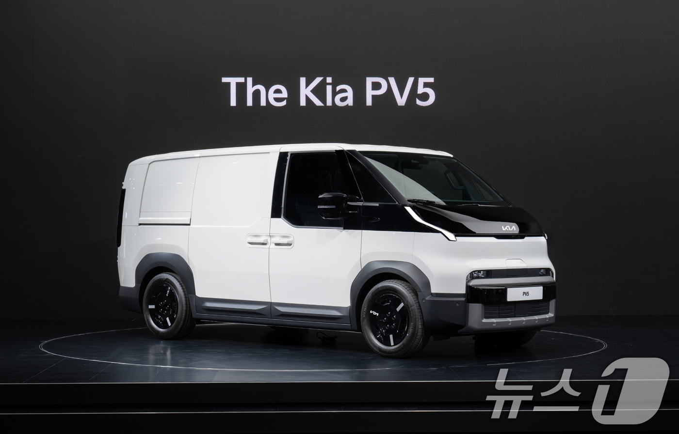 (서울=뉴스1) = 기아는 3일 '2025 서울모빌리티쇼'에서 열린 언론공개 행사에서 모빌리티 패러다임 전환을 가져올 '더 기아 PV5'를 국내 최초로 공개하고, 브랜드 첫 정통 …