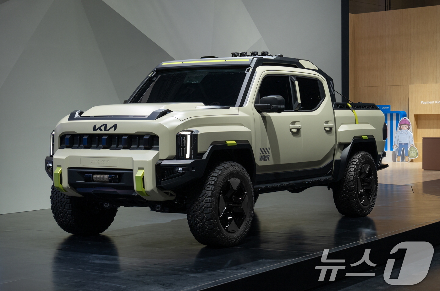 (서울=뉴스1) = 기아는 3일 '2025 서울모빌리티쇼'에서 열린 언론공개 행사에서 모빌리티 패러다임 전환을 가져올 '더 기아 PV5'를 국내 최초로 공개하고, 브랜드 첫 정통 …