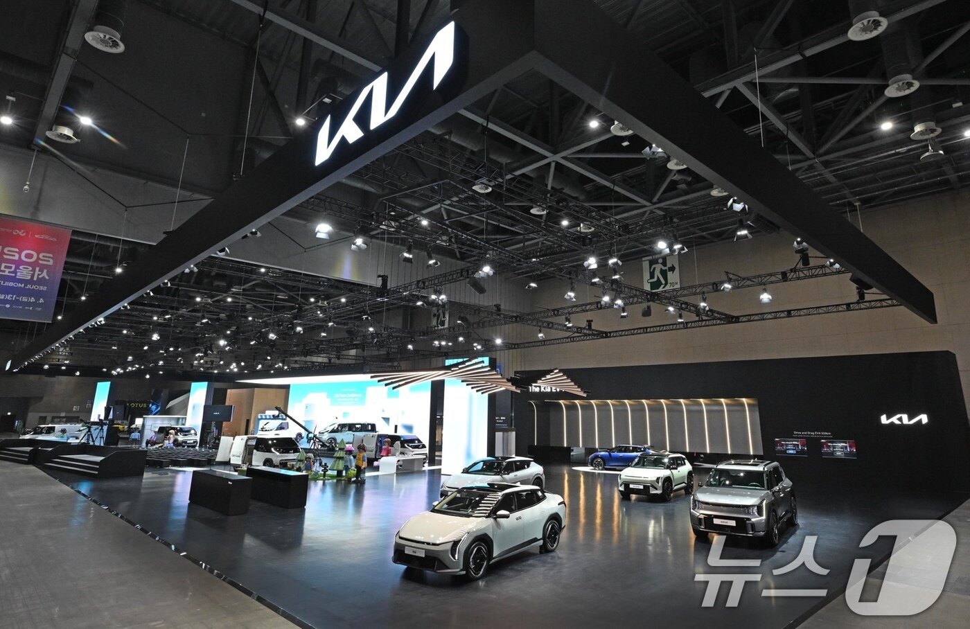 본문 이미지 - 기아는 3일 '2025 서울모빌리티쇼'에서 열린 언론공개 행사에서 모빌리티 패러다임 전환을 가져올 '더 기아 PV5'를 국내 최초로 공개하고, 브랜드 첫 정통 픽업 '더 기아 타스만'의 위켄더 콘셉트 모델과 함께 기아 전용 전기차 라인업을 선보였다. 사진은 '2025 서울모빌리티쇼' 기아관 전경. (기아 제공. 재판매 및 DB 금지) 2025.4.3/뉴스1