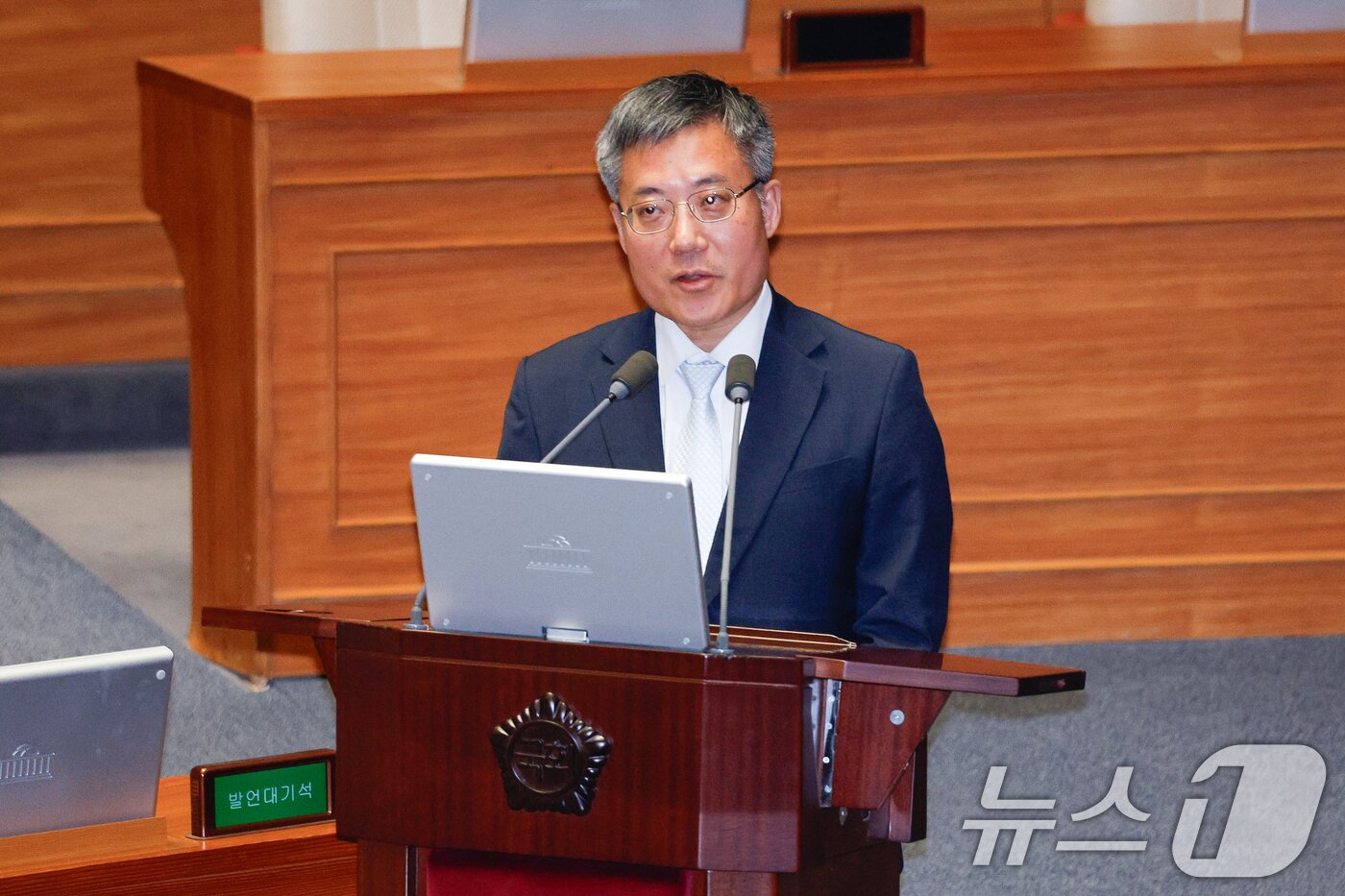 본문 이미지 - 김석우 법무부 장관 직무대행(차관)이 3일 오후 서울 여의도 국회에서 열린 제423회국회(임시회) 제4차 본회의에서 한정애 더불어민주당 의원의 경북·경남·울산지역 산불 사태 수습과 피해대책 마련 및 헌법질서 수호를 위한 긴급현안질문에 답하고 있다. 2025.4.3/뉴스1 ⓒ News1 안은나 기자