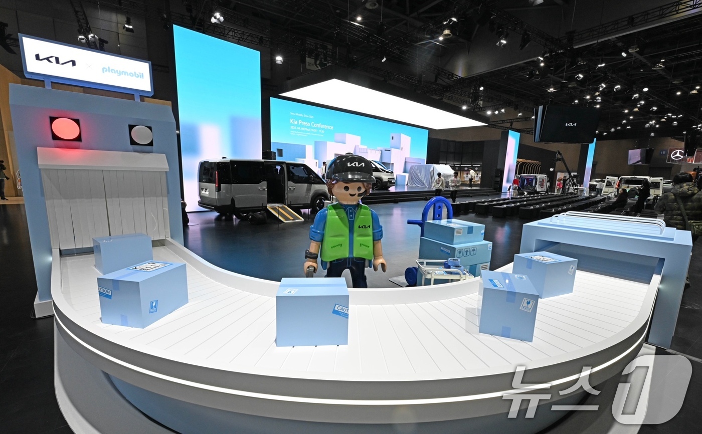 (서울=뉴스1) = 기아는 3일 '2025 서울모빌리티쇼'에서 열린 언론공개 행사에서 모빌리티 패러다임 전환을 가져올 '더 기아 PV5'를 국내 최초로 공개하고, 브랜드 첫 정통 …