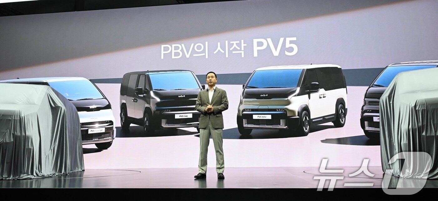 본문 이미지 - 기아는 3일 '2025 서울모빌리티쇼'에서 열린 언론공개 행사에서 모빌리티 패러다임 전환을 가져올 '더 기아 PV5'를 국내 최초로 공개하고, 브랜드 첫 정통 픽업 '더 기아 타스만'의 위켄더 콘셉트 모델과 함께 기아 전용 전기차 라인업을 선보였다. 사진은 기아 국내사업본부장 정원정 부사장이 '2025 서울모빌리티쇼' 언론공개 행사에서 PBV 사업 비전을 제시하고 PV5를 소개하는 모습. (기아 제공. 재판매 및 DB 금지) 2025.4.3/뉴스1