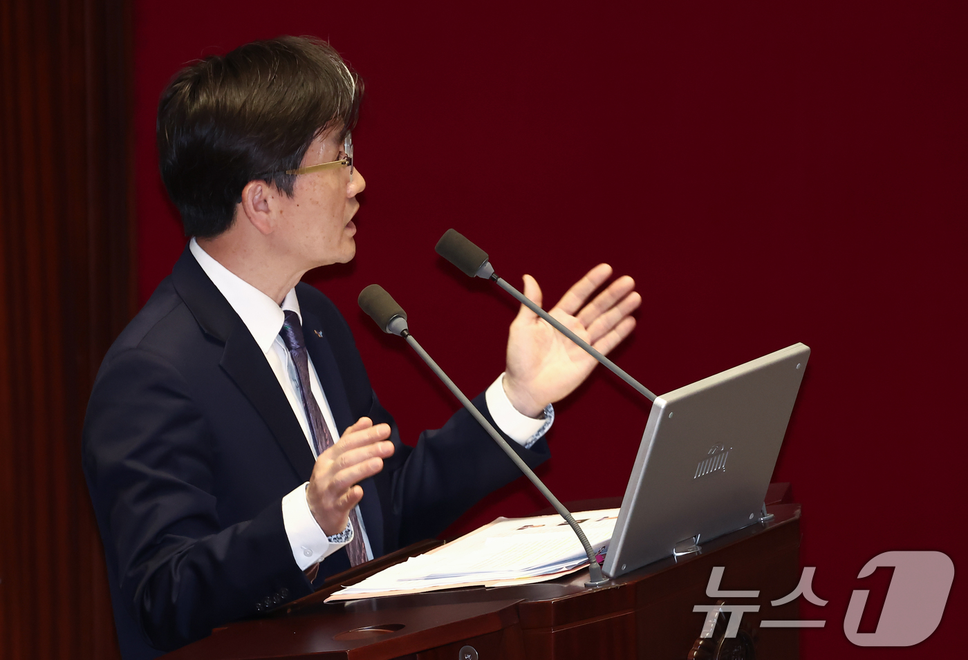 (서울=뉴스1) 김민지 기자 = 오동운 공수처장이 3일 오후 서울 여의도 국회에서 열린 본회의 긴급현안질문에서 장동혁 국민의힘 의원의 윤석열 대통령에 대한 공수처 수사 관련 질의에 …