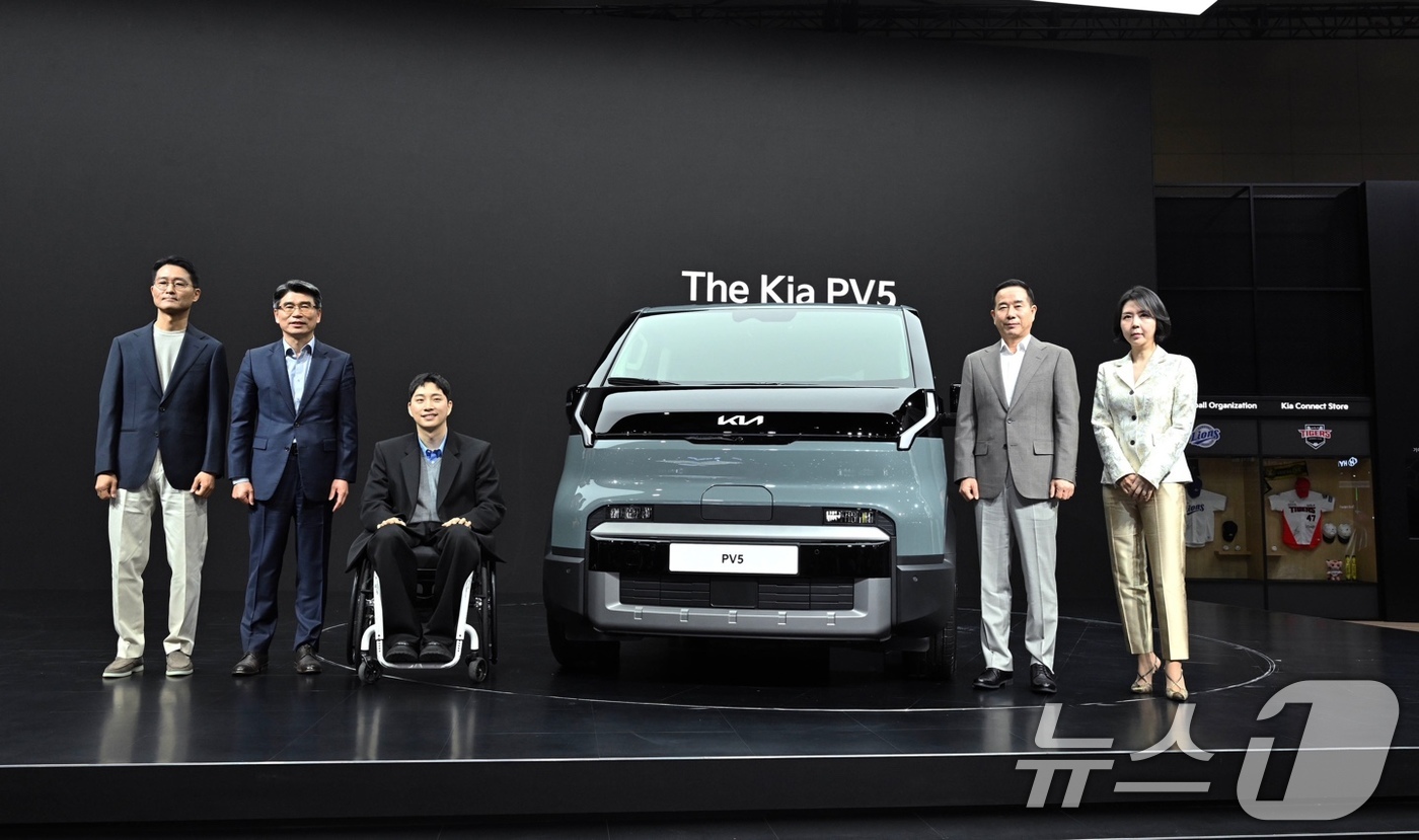 (서울=뉴스1) = 기아는 3일 '2025 서울모빌리티쇼'에서 열린 언론공개 행사에서 모빌리티 패러다임 전환을 가져올 '더 기아 PV5'를 국내 최초로 공개하고, 브랜드 첫 정통 …
