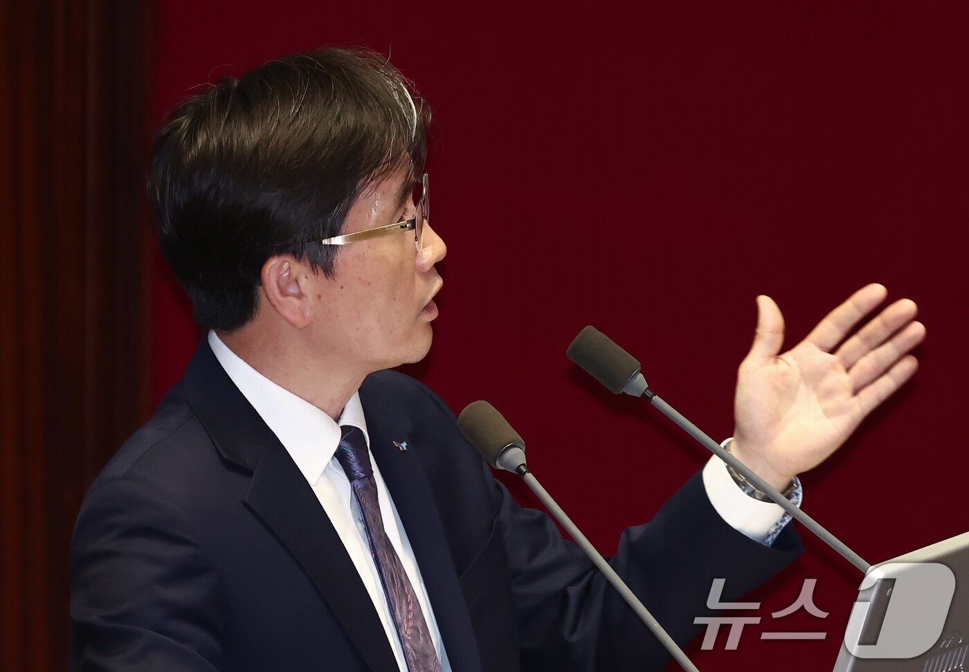 본문 이미지 - 오동운 공수처장이 3일 오후 서울 여의도 국회에서 열린 본회의 긴급현안질문에서 장동혁 국민의힘 의원의 윤석열 대통령에 대한 공수처 수사 관련 질의에 답변하고 있다. 2025.4.3/뉴스1 ⓒ News1 김민지 기자