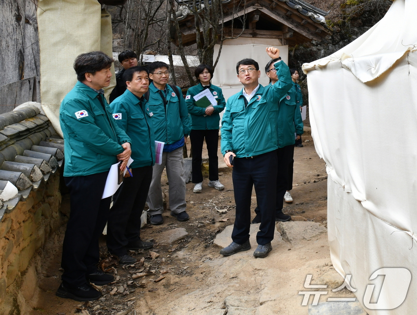 (서울=뉴스1) = 최응천 국가유산청장이 3일 경상북도 안동 소재의 ‘만휴정’을 찾아 현장 관계자들과 산불 대비 방염포 설치 가이드라인 마련을 위한 논의를 하고 있다. (국가유산청 …