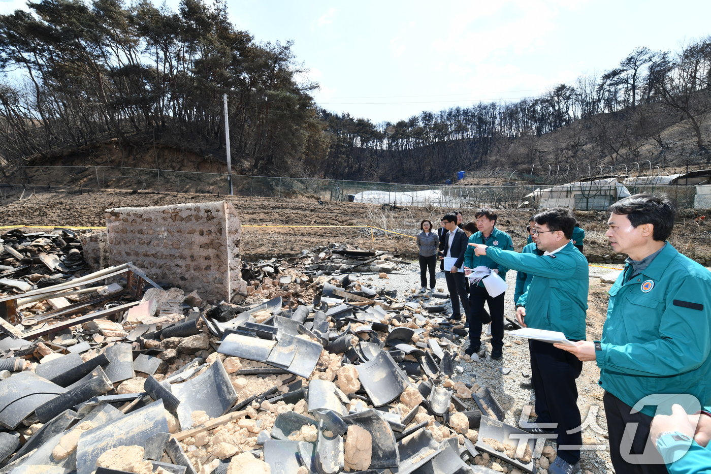 (서울=뉴스1) = 최응천 국가유산청장이 3일 산불로 전소 피해를 입은 경상북도 소재의 ‘안동 송석재사’를 관계자들과 확인하고 있다. (국가유산청 제공. 재판매 및 DB 금지) 2 …