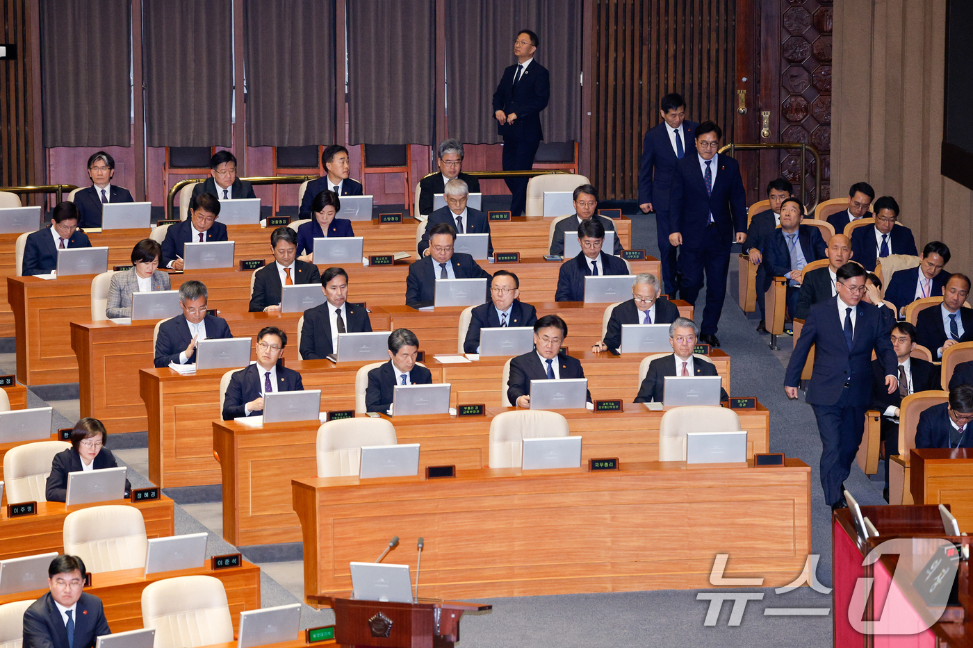 (서울=뉴스1) 안은나 기자 = 우원식 국회의장이 3일 오후 서울 여의도 국회에서 열린 제423회국회(임시회) 제4차 본회의에 입장하며 국무위원석을 지나고 있다. 한덕수 대통령 권 …