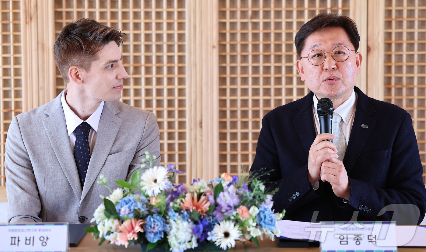 (서울=뉴스1) 김도우 기자 = 임종덕 국립문화유산연구원장이 3일 서울 종로구 경복궁에서 열린 국립문화유산연구원 홍보대사 위촉식에서 인사말을 하고 있다. 2025.4.3/뉴스1