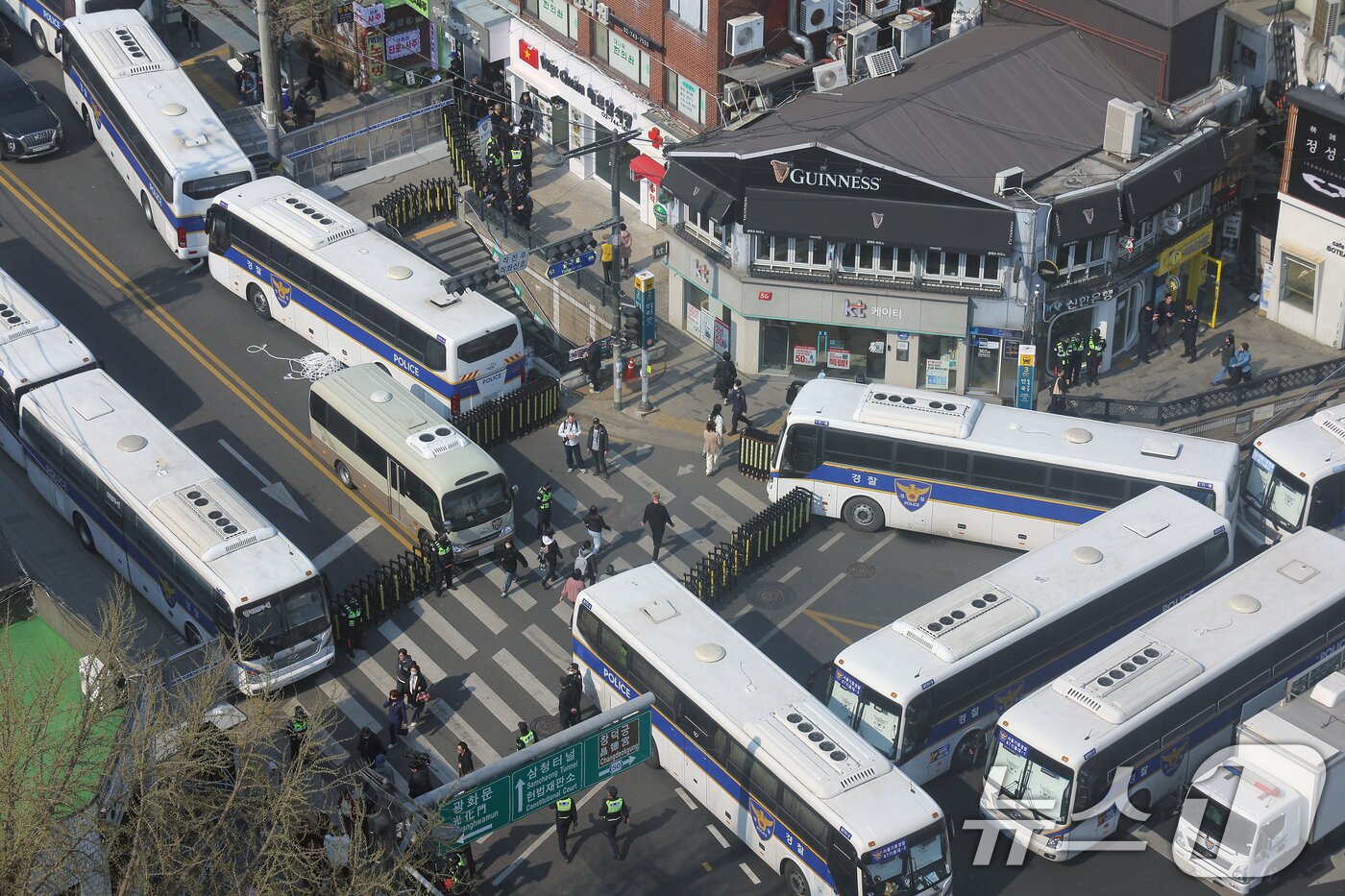 본문 이미지 - 윤석열 대통령 탄핵심판 선고를 하루 앞둔 지난 4월 3일 서울 종로구 재동 헌법재판소 주위로 경찰버스가 겹겹이 세워져 있다. 2025.4.3/뉴스1 ⓒ News1 박정호 기자